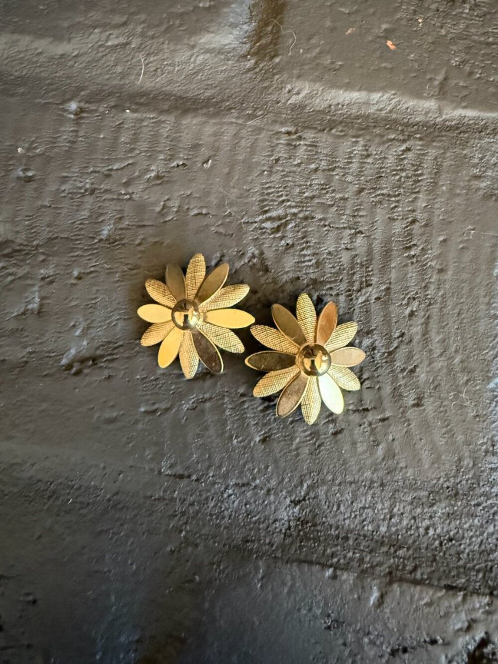 Vintage Sarah Coventry Gold Plated Happy Daisy Clip On Earrings Ear Clips